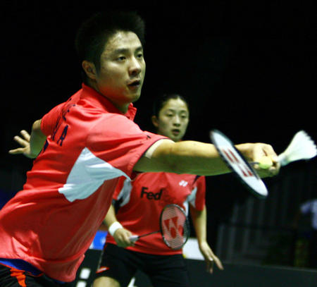 一方面受到 一方面受到